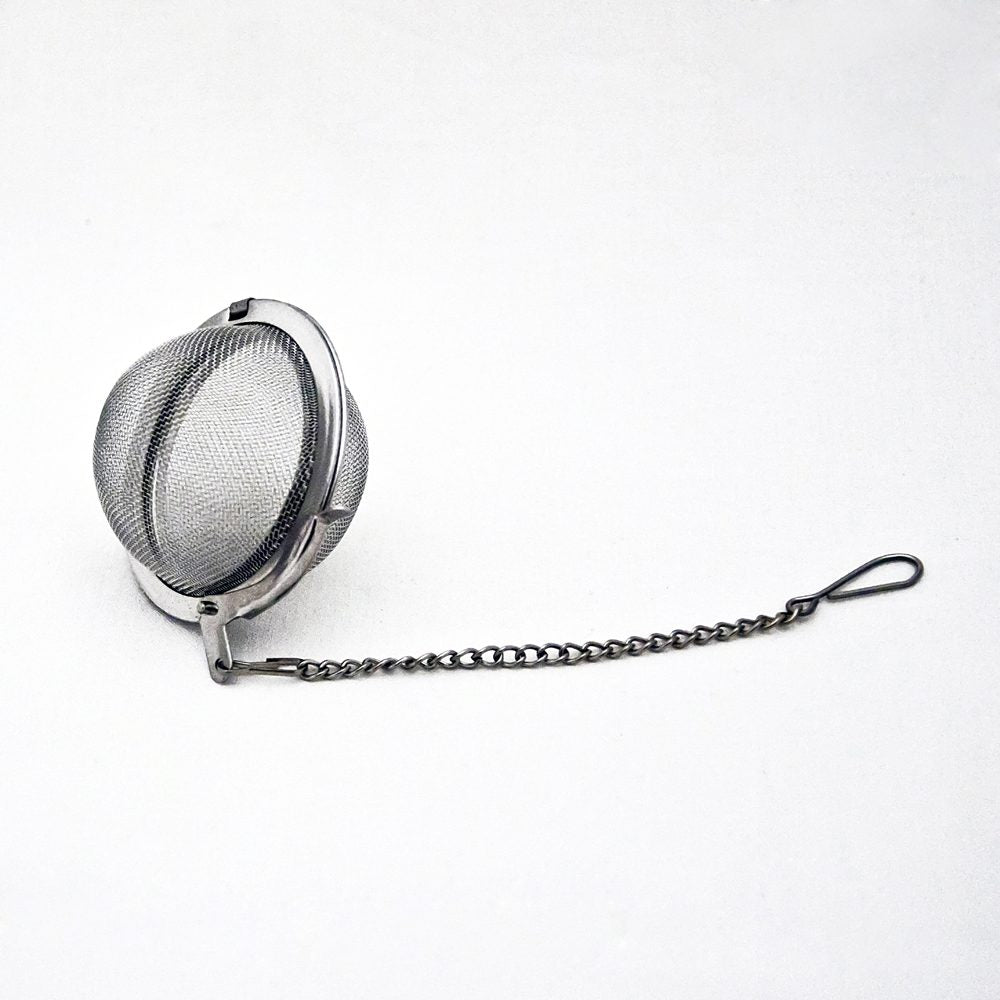 Durszlak ze stali nierdzewnej w kształcie kuli.